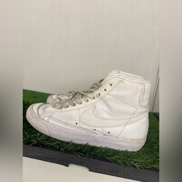 Shoes - Women's Nike Blazer 77 Vintage Mid Triple White CZ1055-117 Sneakers, Size 6.5